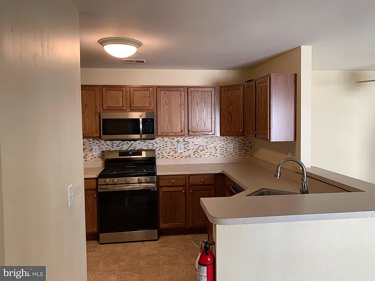 110 Lionheart Ln — Photo 6