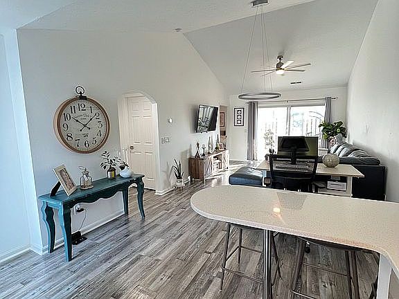 4th image of 2318 Sunnyside Dr