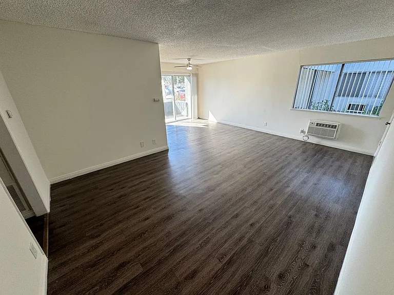 21827 Lanark St — Photo 28