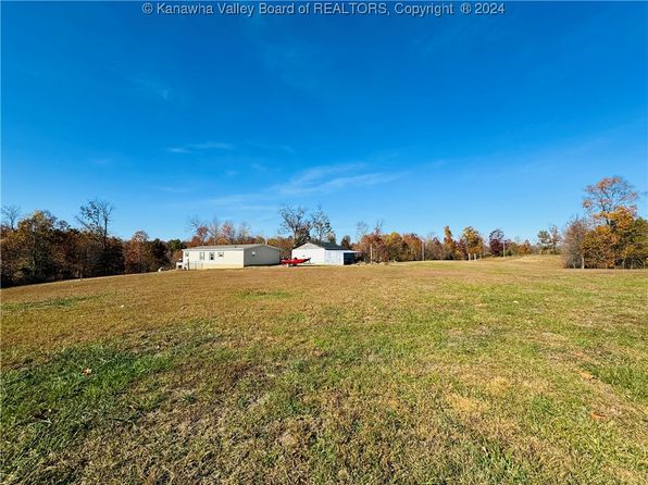 867 Charlotte Dr, Leon, WV 25123