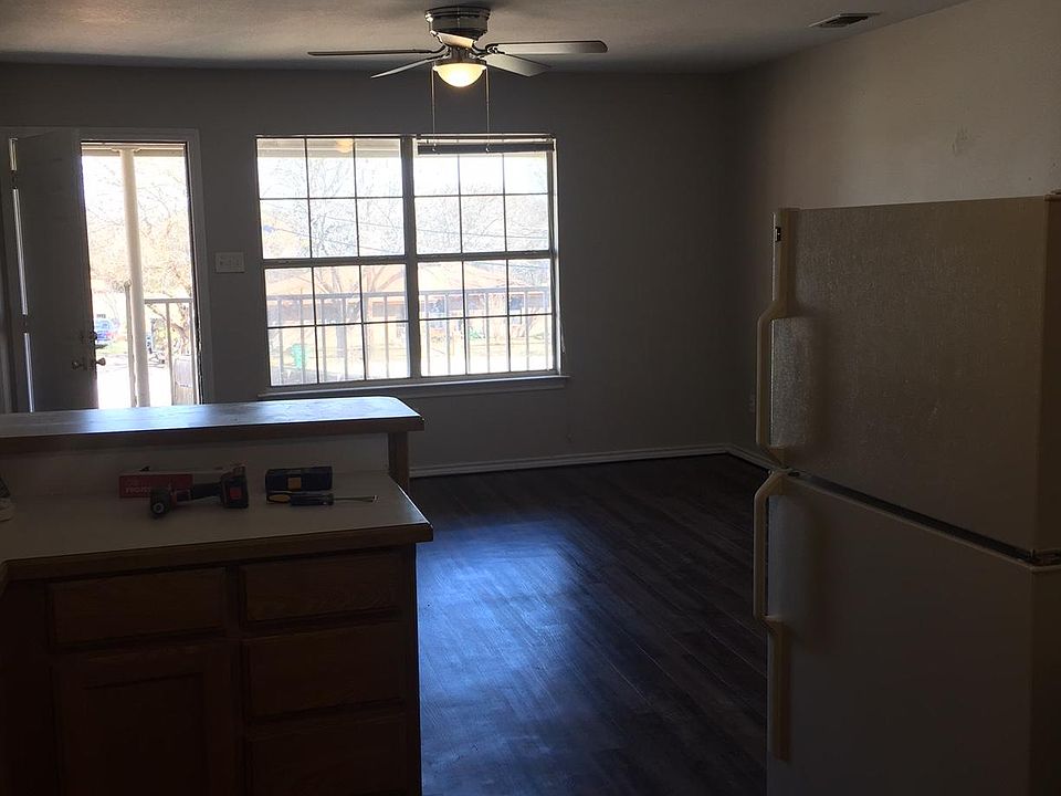 2nd image of 504 W Franklin St APT 207