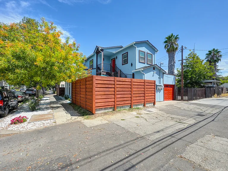 No neighbors on the Southside of the home due to an alley separation