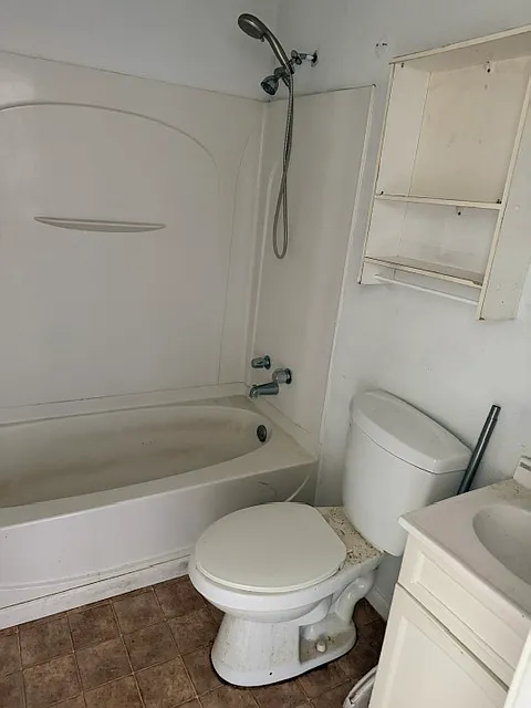 3 bed, 902 sqft, $1,100 — Photo 2