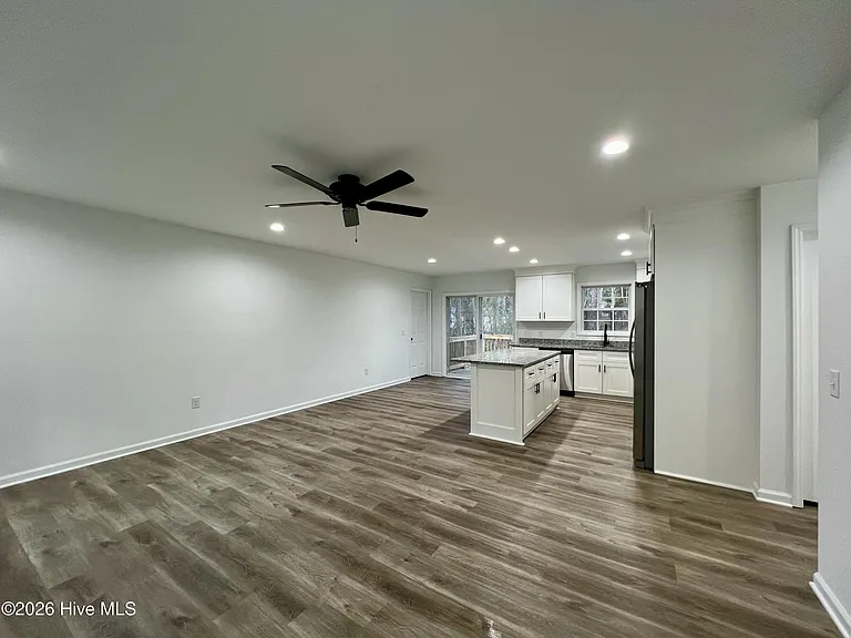 157 Edinburgh Dr — Photo 8