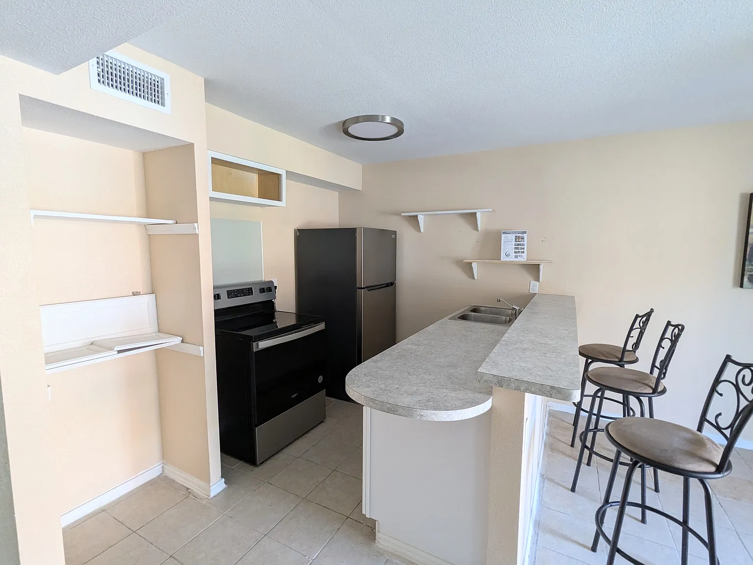 2 bed, 705 sqft, $995 — Photo 1