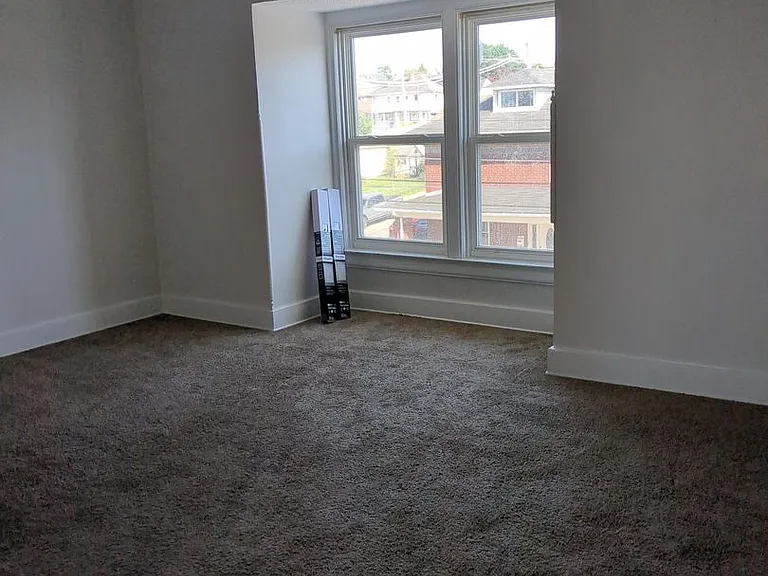 1529 W King St — Photo 24