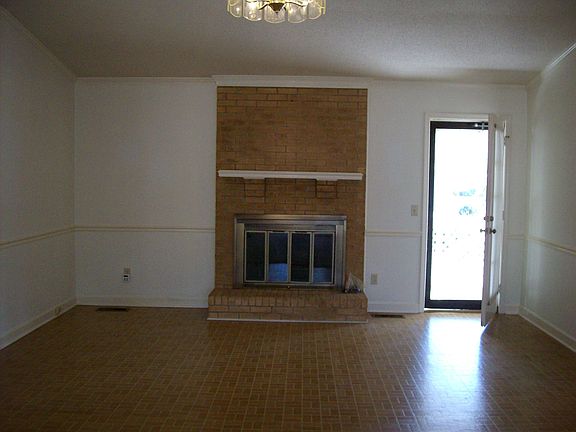 4th image of 411 Deerwood Dr
