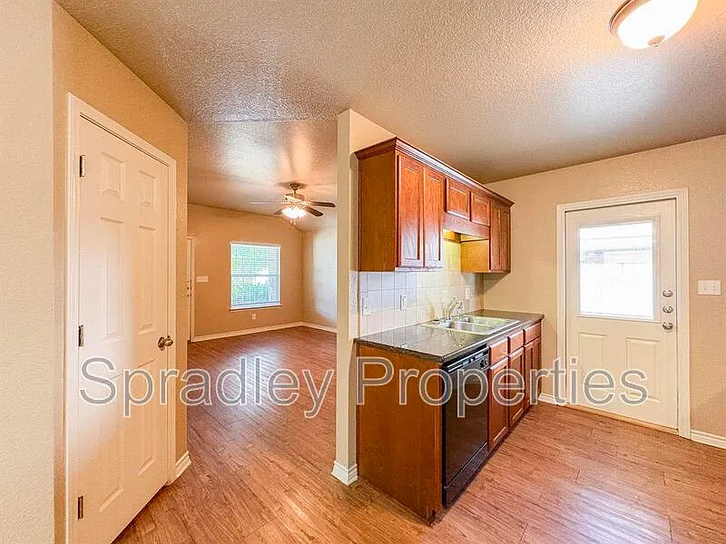 3 bed, 2.0 bath, 1300 sqft, $1,395 — Photo 3