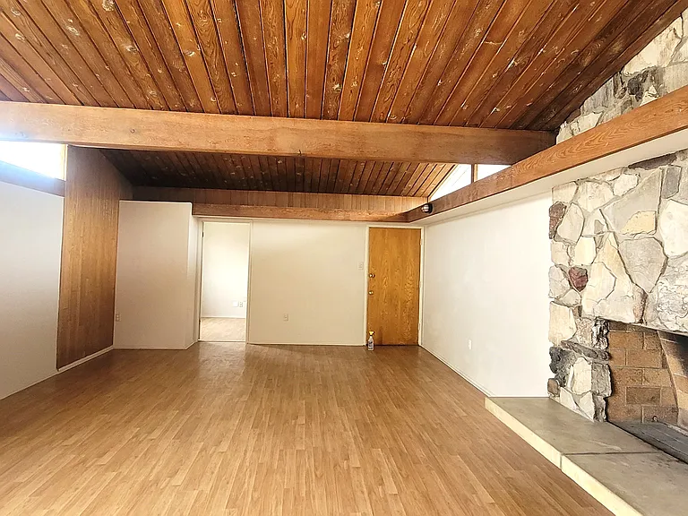 218 W Carson St #A — Photo 11