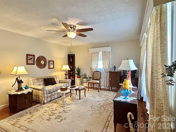 3rd image of 1577 Catawba Ter