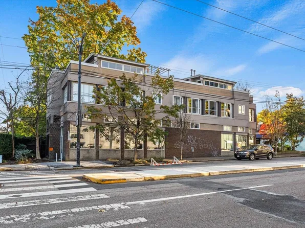 2450 Alma St #1, Vancouver, BC V6R 3R7