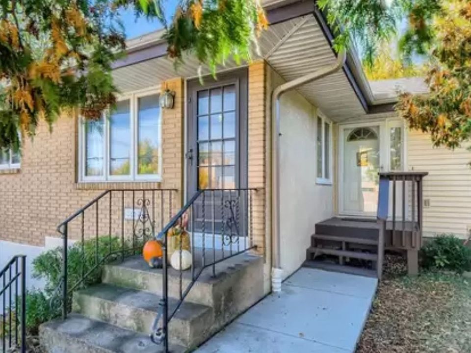 1st image of 2604 37th Ave NE #2604
