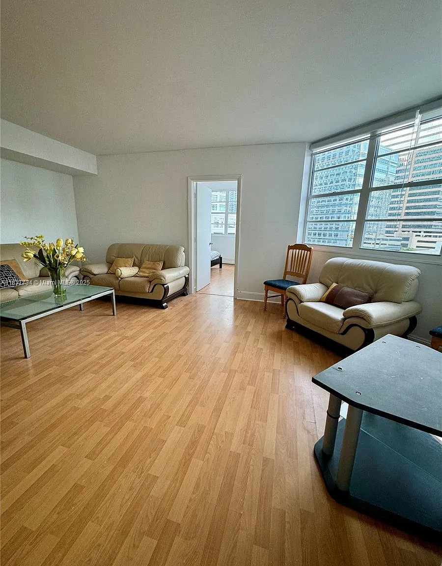 Four Ambassadors Condo Ph — Photo 3