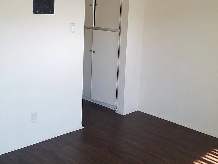 13921 Normandie Ave. — Photo 5