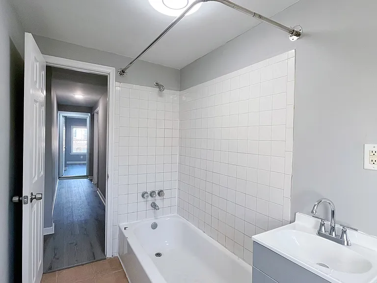 215 N 9th St — Photo 16