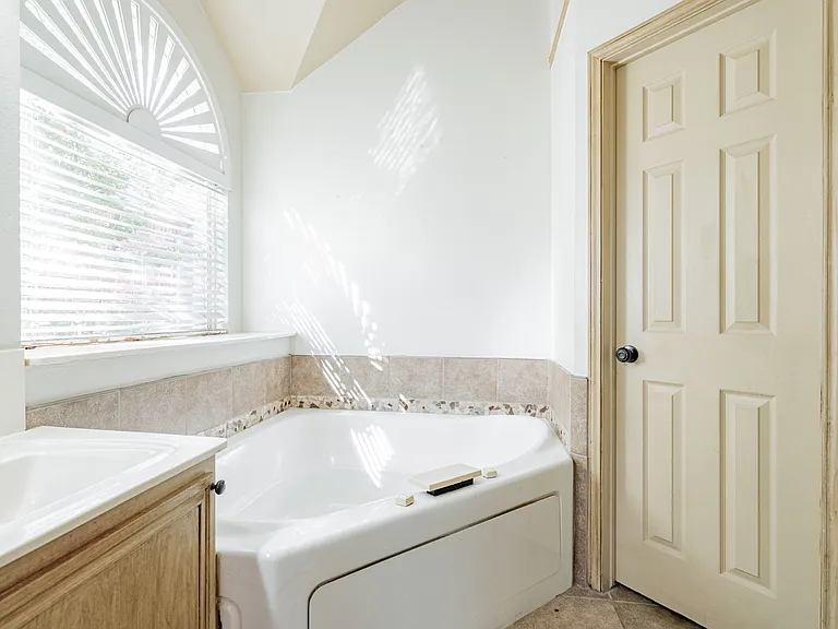 1875 Crestlake Dr — Photo 24