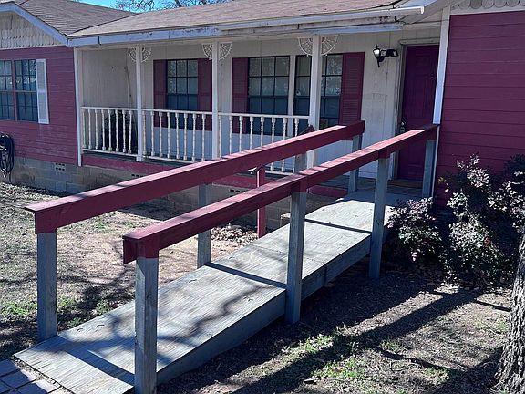 3rd image of 904 Sunset Drive