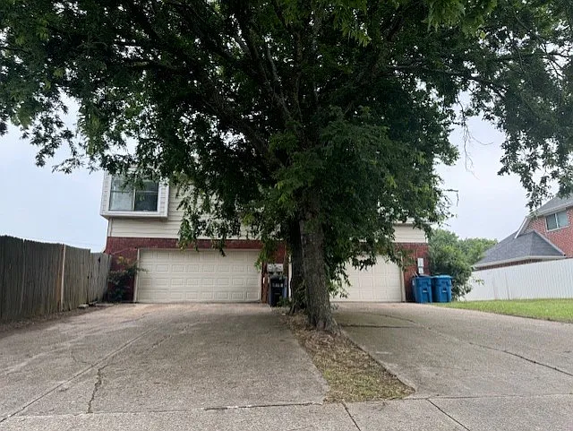 906 Wentwood Dr — Photo 2