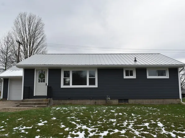 1213 Sleepy Hollow Dr, Coshocton, OH 43812