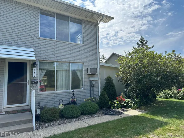 5982 Alan Dr, Brighton, MI 48116