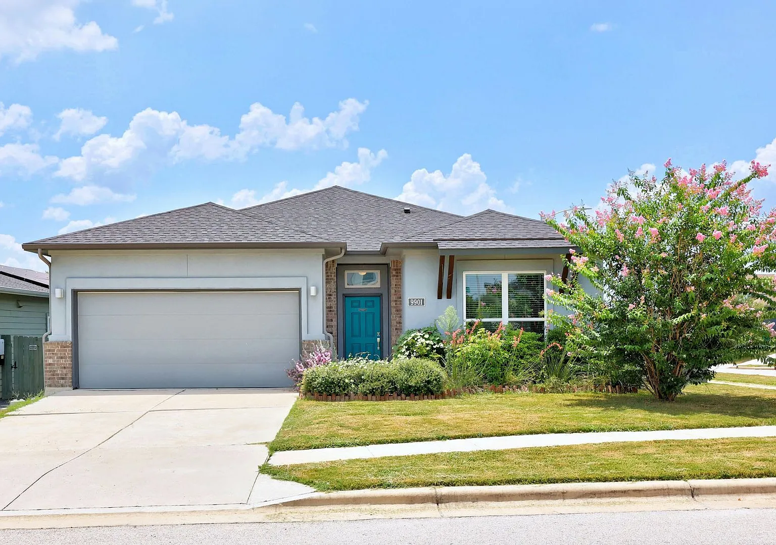 Amazing 3 bed 2 bath in Manor — Photo 1