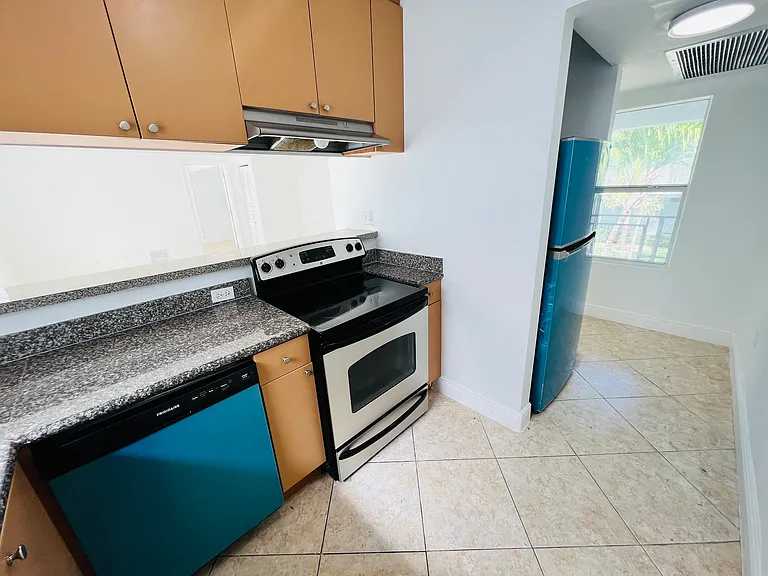 952 Bay Dr #6 — Photo 10