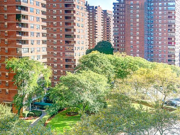 4th image of 550 Grand St APT J8h