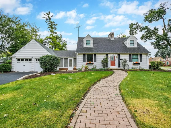 821 Shuler St, Elgin, IL 60123