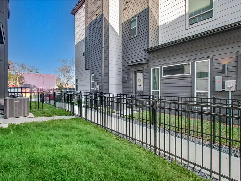 3032 Lamar St — Photo 37