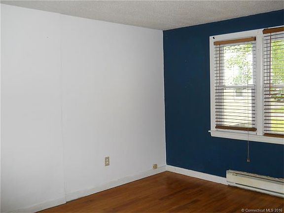 Living room, freshly painte...