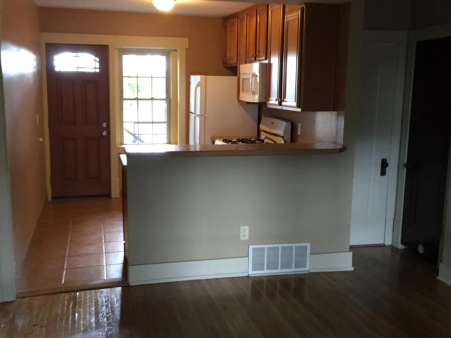 920 Amherst St — Photo 3