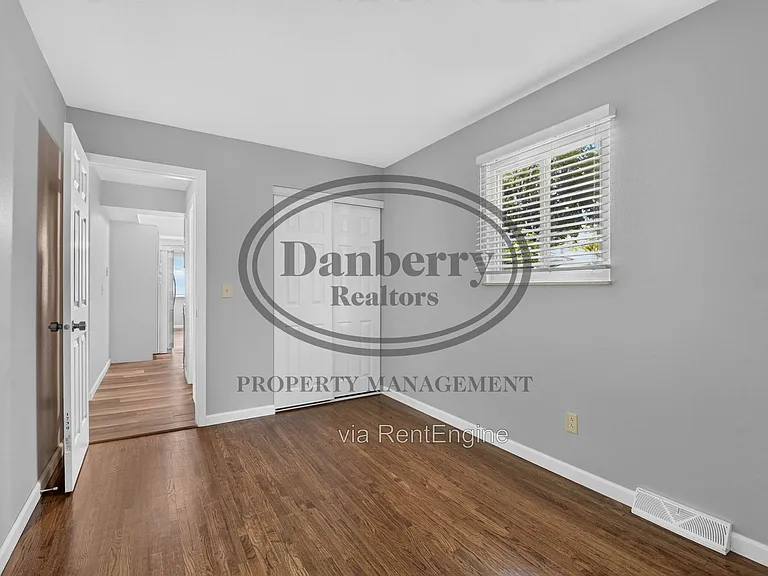 6946 Kinsman Dr — Photo 18