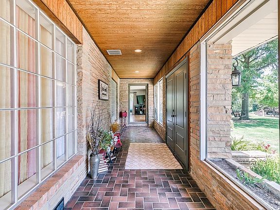 5th image of 2215 Hidden Lake Dr