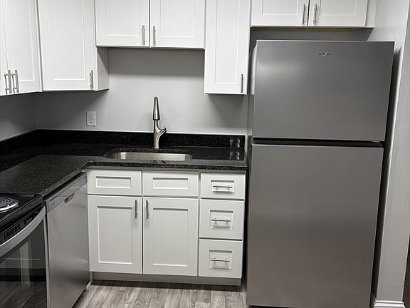 3rd image of 380 Great Rd APT B301