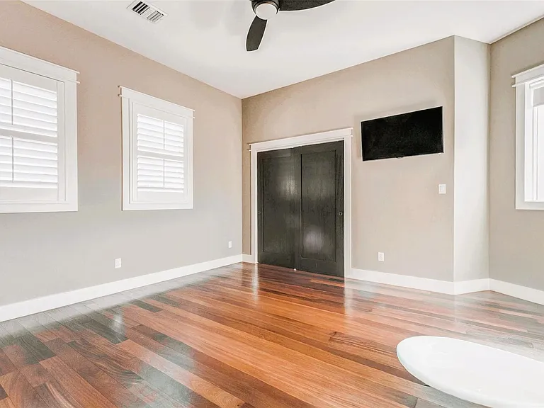 2219 Columbia St — Photo 39