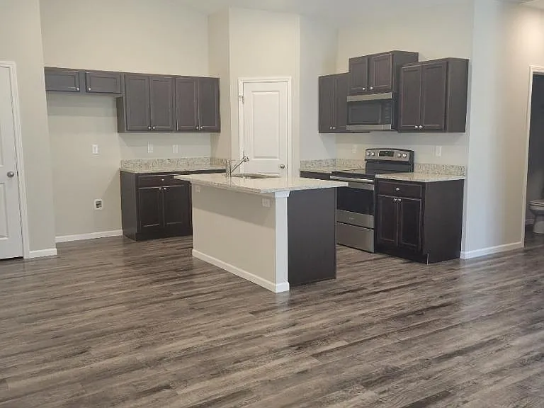 1305 N Azena St — Photo 2