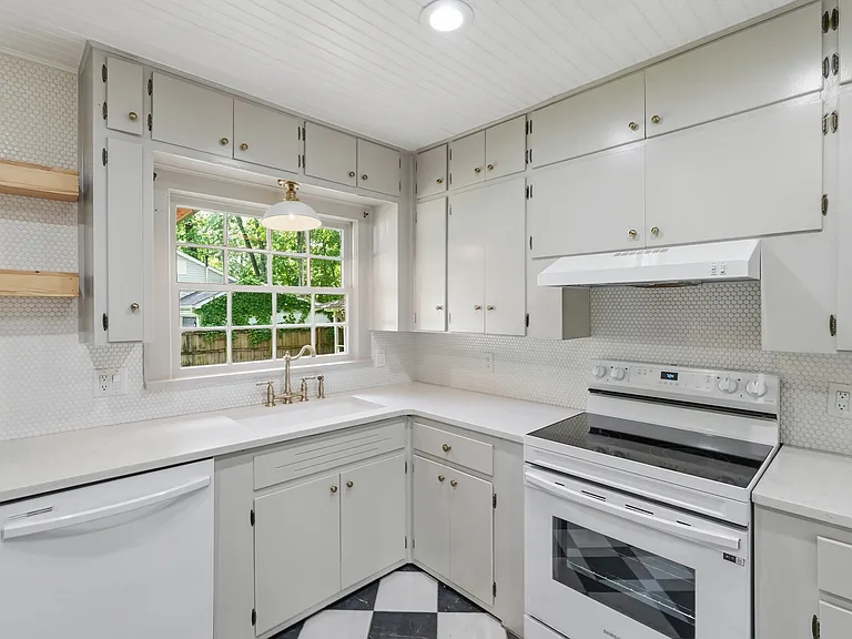 1117 Weems St — Photo 4