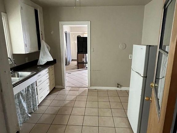 5th image of 301 N East St