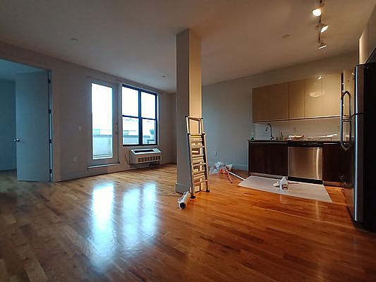4th image of 41 Kosciuszko St APT 412