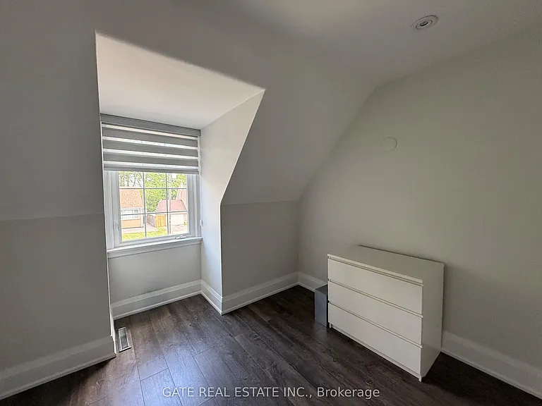 88 Lawrence Ave — Photo 22