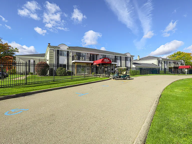 Waynewood Apartments — Photo 14