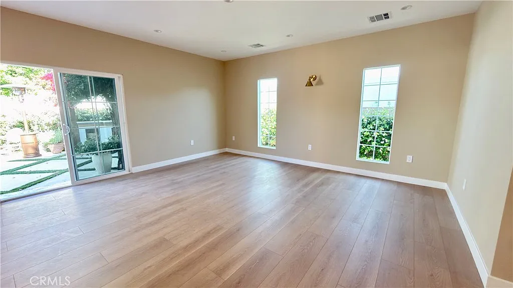 2 bed, 900 sqft, $3,200 — Photo 4