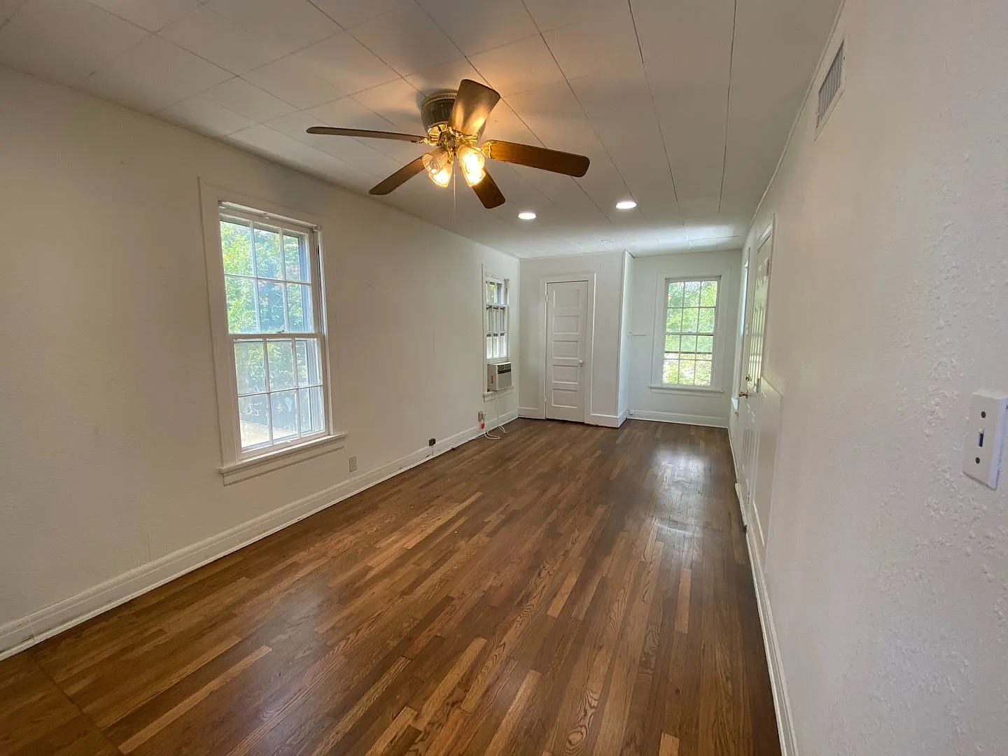 Ut Pre-Lease: Spacious, Updated North Campus House, Walk To Campus! — Photo 3