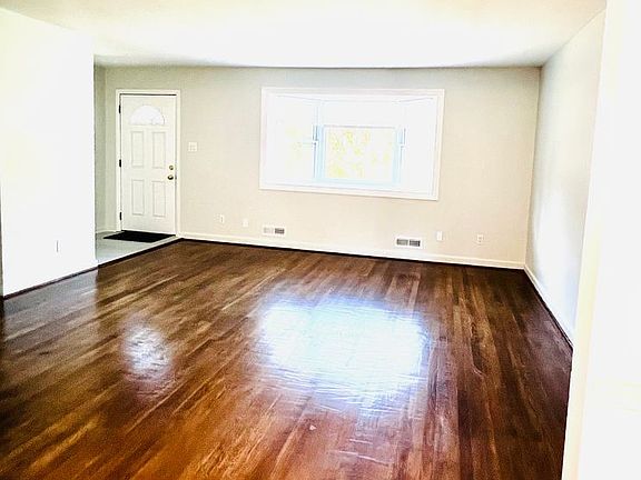 3rd image of 12215 Hunters Ln