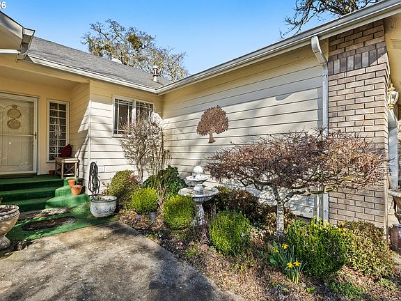 3rd image of 1385 SE Laurel Ct
