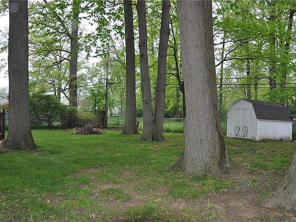 5th image of 24064 Fairlawn Dr