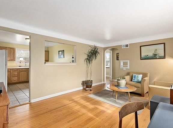 5th image of 1535 N Hudson St APT 4