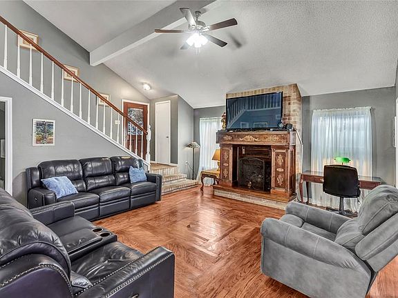 3rd image of 2723 Holly Springs Dr