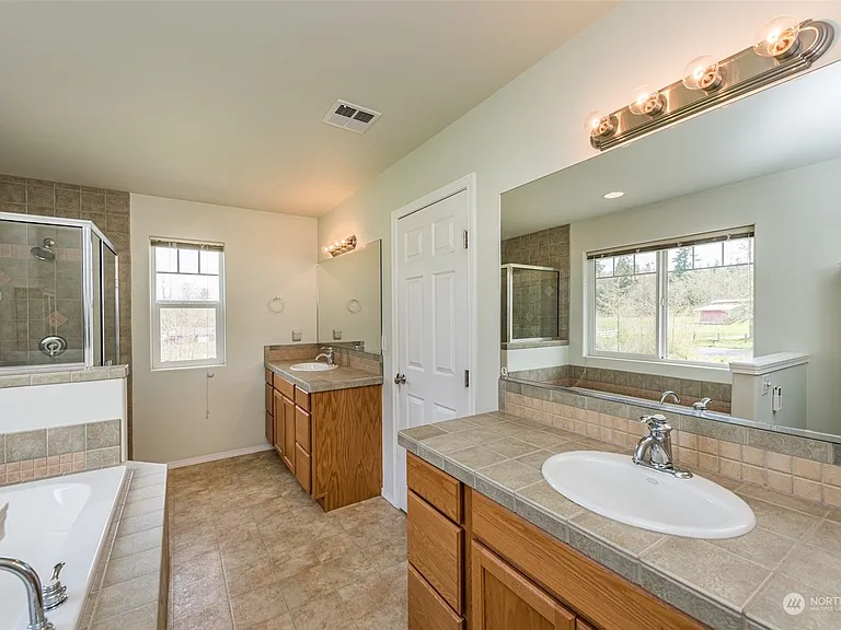 Master bath with seperate soaking tub