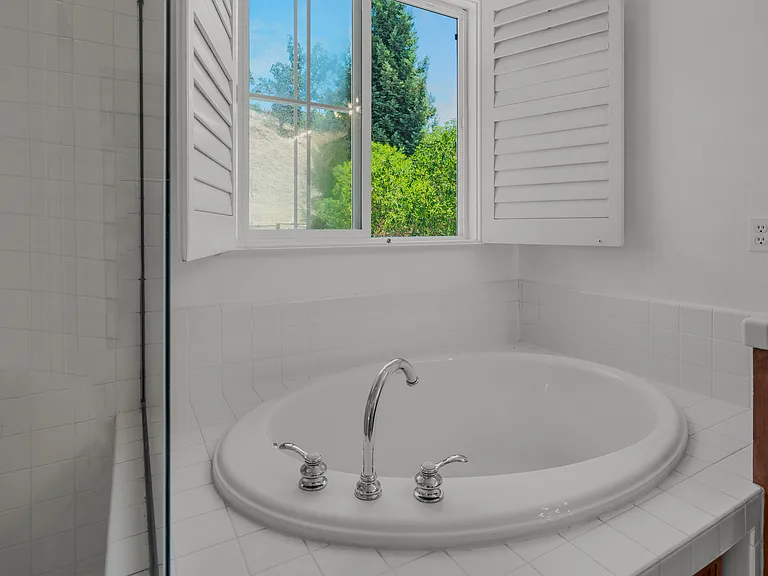 100 Portsmouth Dr — Photo 30
